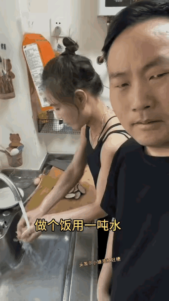 公公嫌弃在厨房忙着做饭的儿媳妇，做一顿饭，水要用一吨，纸巾要用一包

儿媳妇正在