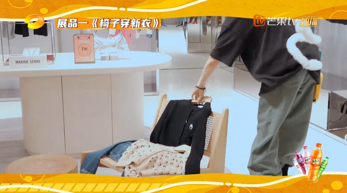 #李斯丹妮是在布展吗# 城市捉迷藏之她来了她来了～李斯丹妮她真来了～她不仅来了还