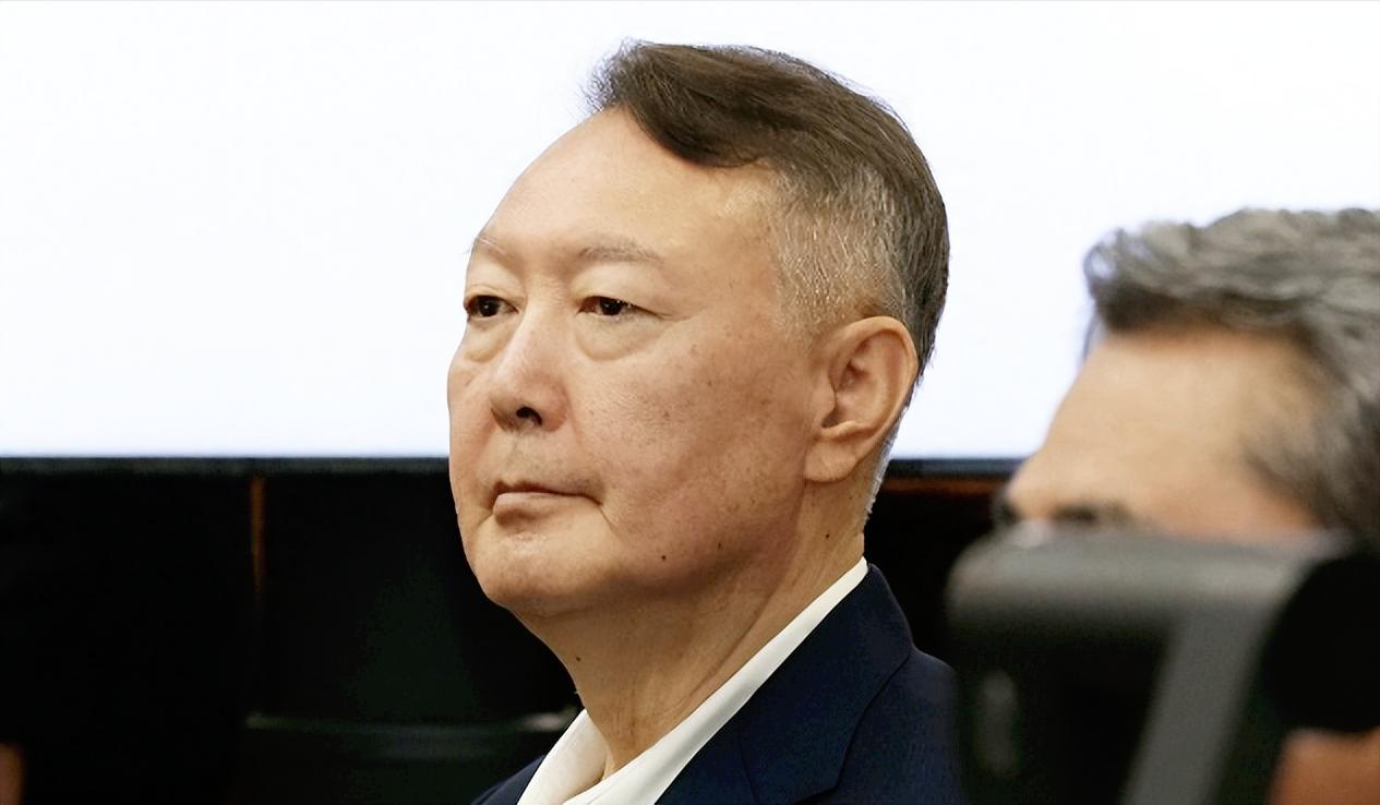 这么狠？最近韩国政坛出了惊天大瓜，检方在法庭上明明白白要求判前总统尹锡悦死刑，罪