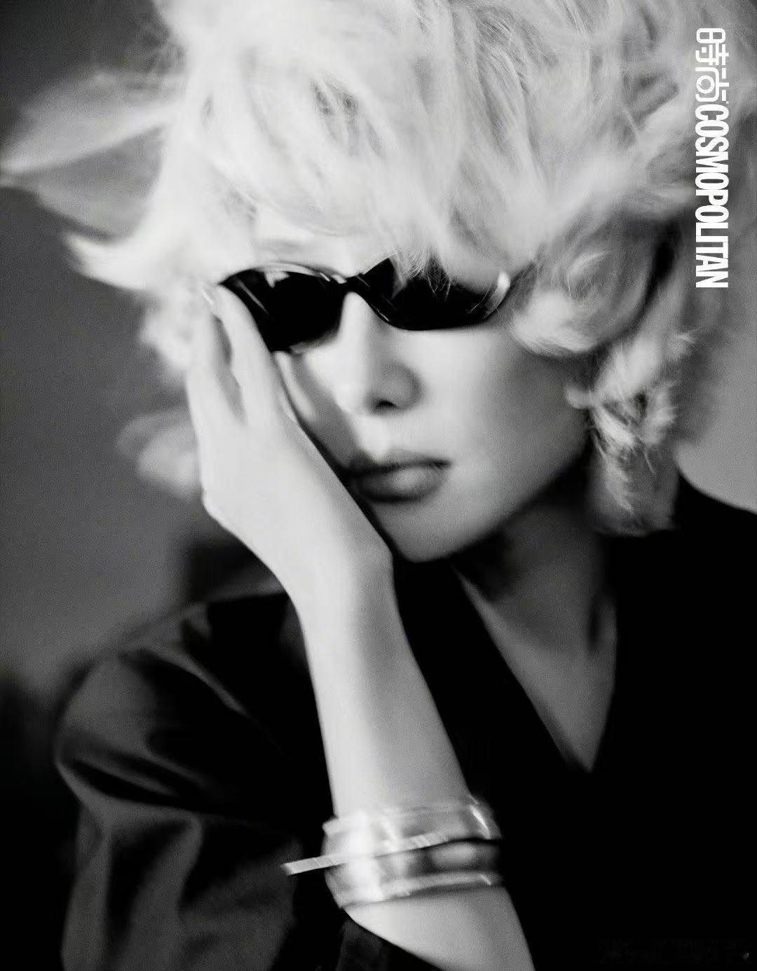 认不出这是秦岚秦岚造型好突破 真的没第一眼认出秦岚，金发短发工装造型太有态度，又