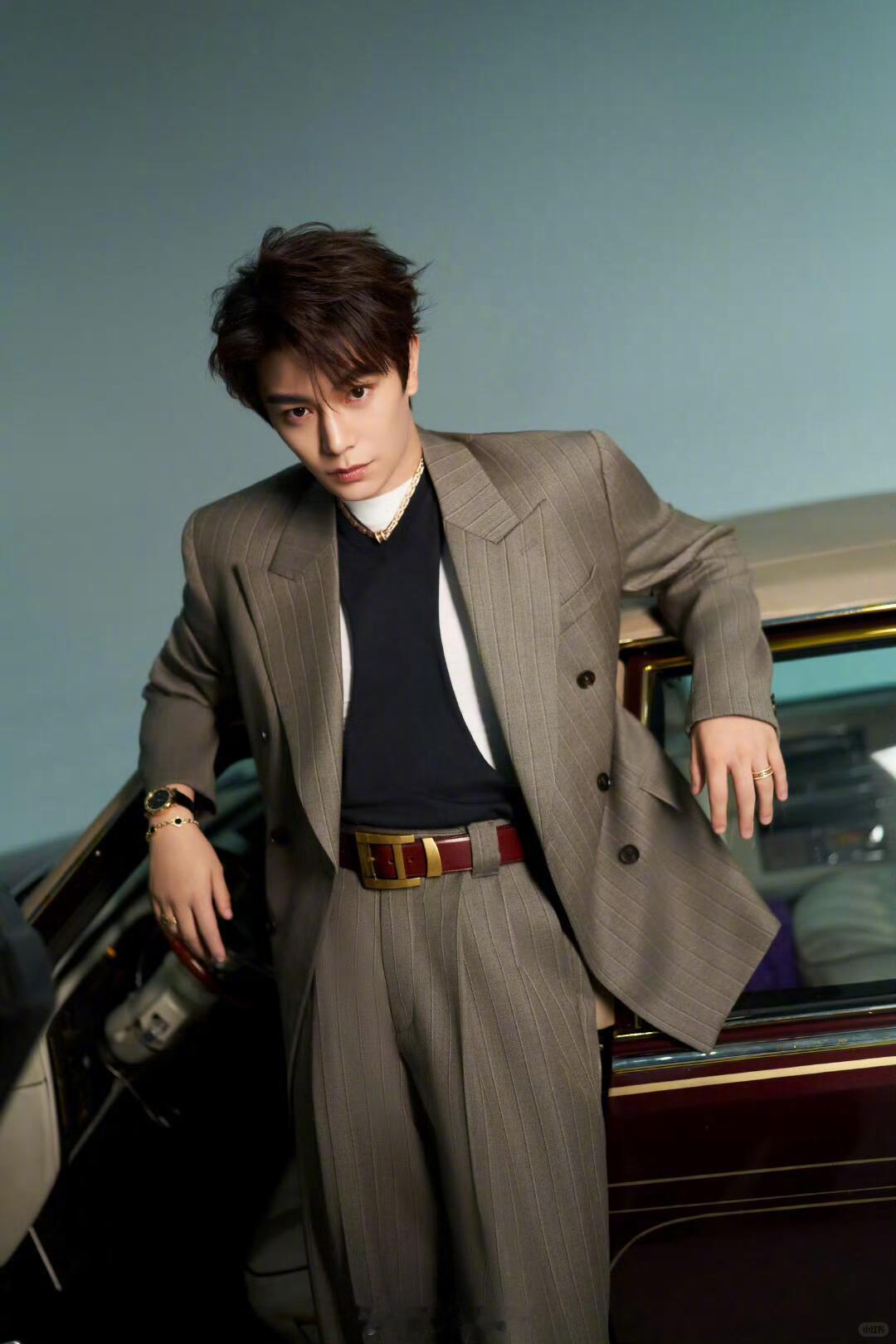 丁禹兮的年终奖在向他招手 论职场模范生还得看丁禹兮！随身带老板新书卖力宣传还拿下