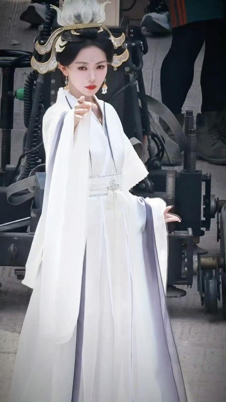 吴谨言新剧路透，居然一点都不违和，还挺好看的观音相诶！！！ 