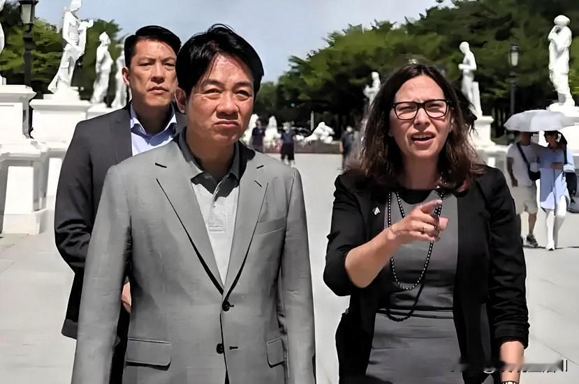 赖清德被称为“赖皮寮”，并不仅指因为其违建老宅，其本人的私生活极其混乱。

赖清