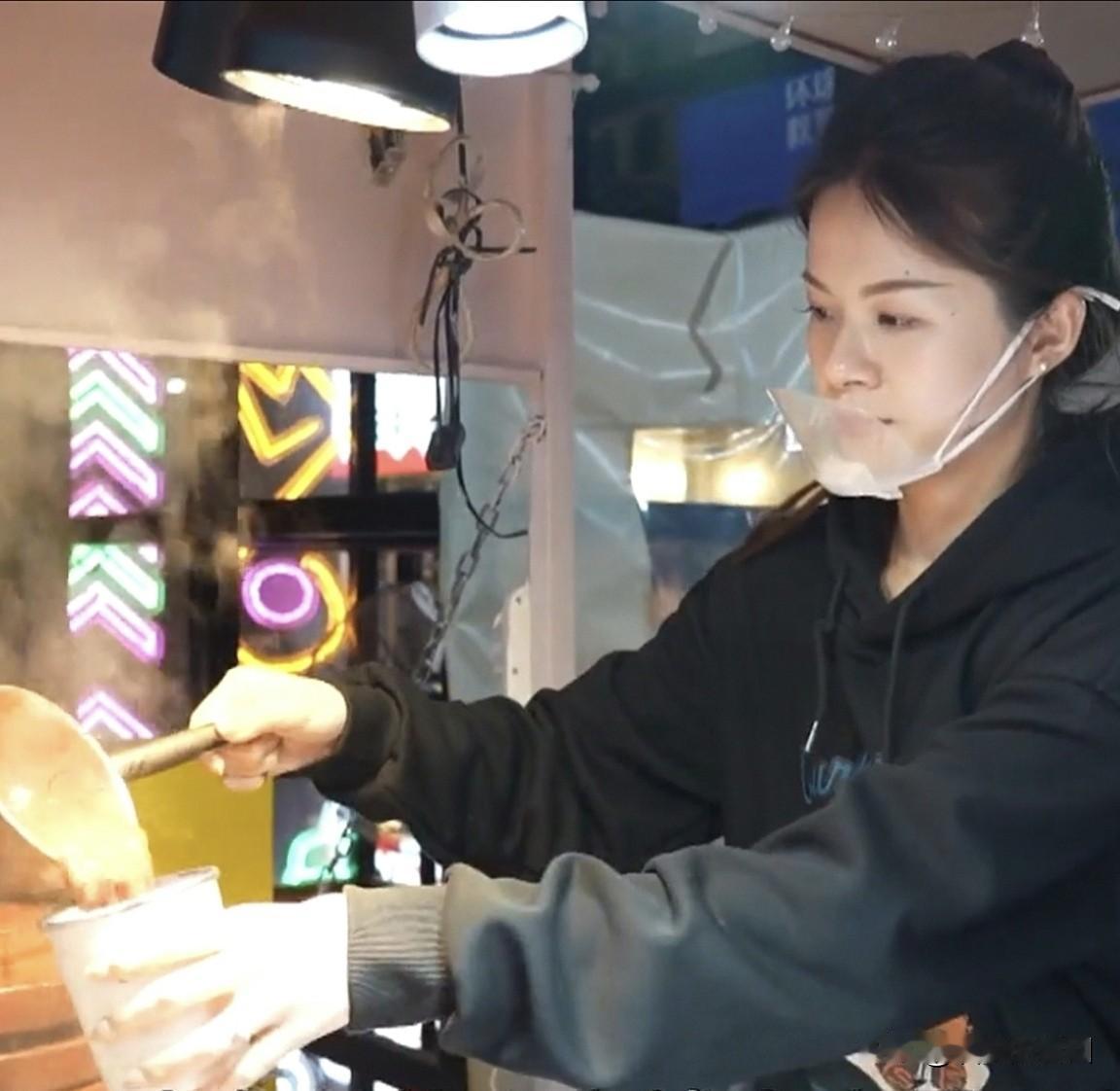 现在的年轻人，
不得不让人刮目相看！

据报道，长沙一单亲妈妈摆煎饼摊，
受到同