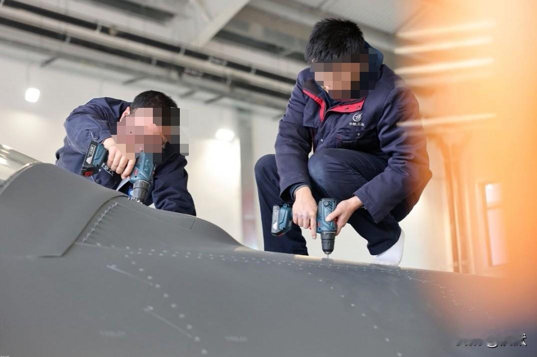 歼20厂家维护保养[奸笑]（图源官方资讯）