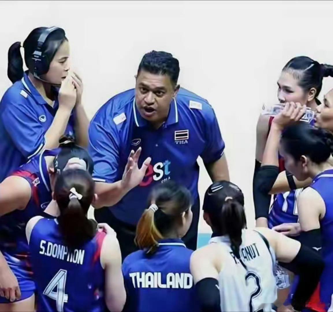 泰国队主教练妻子是前中国女排队长樊振东朱婷为何淡出国家队🏐赛场相逢，缘分奇妙，