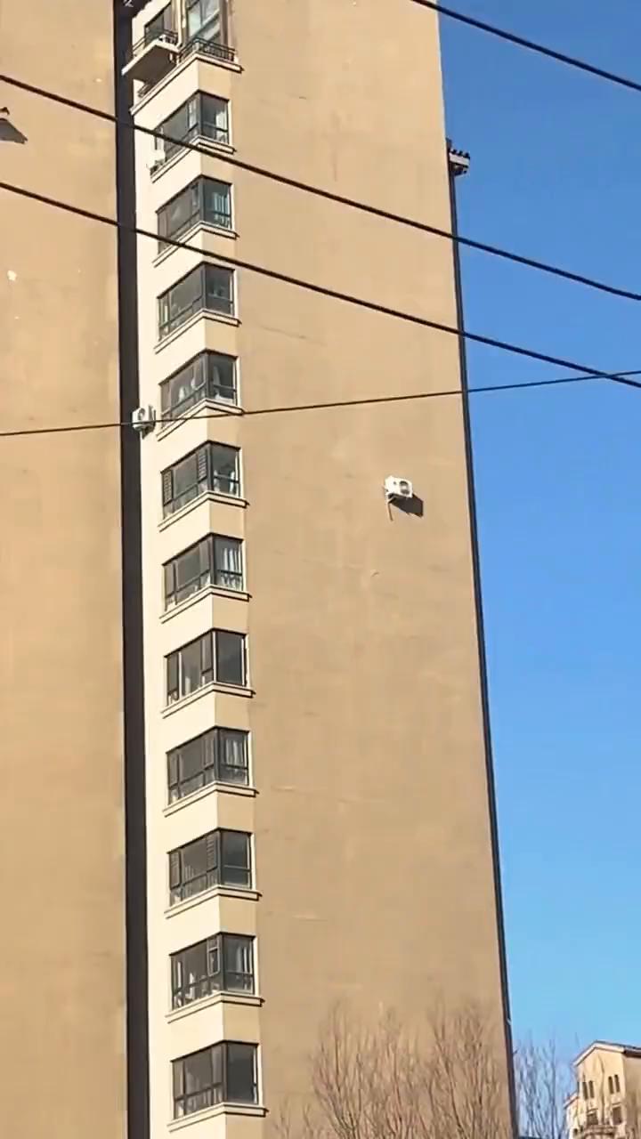 用相机拍到这栋楼的时候，墙上的空调外机格外显眼，楼层这么高还安装在半空中，我还真