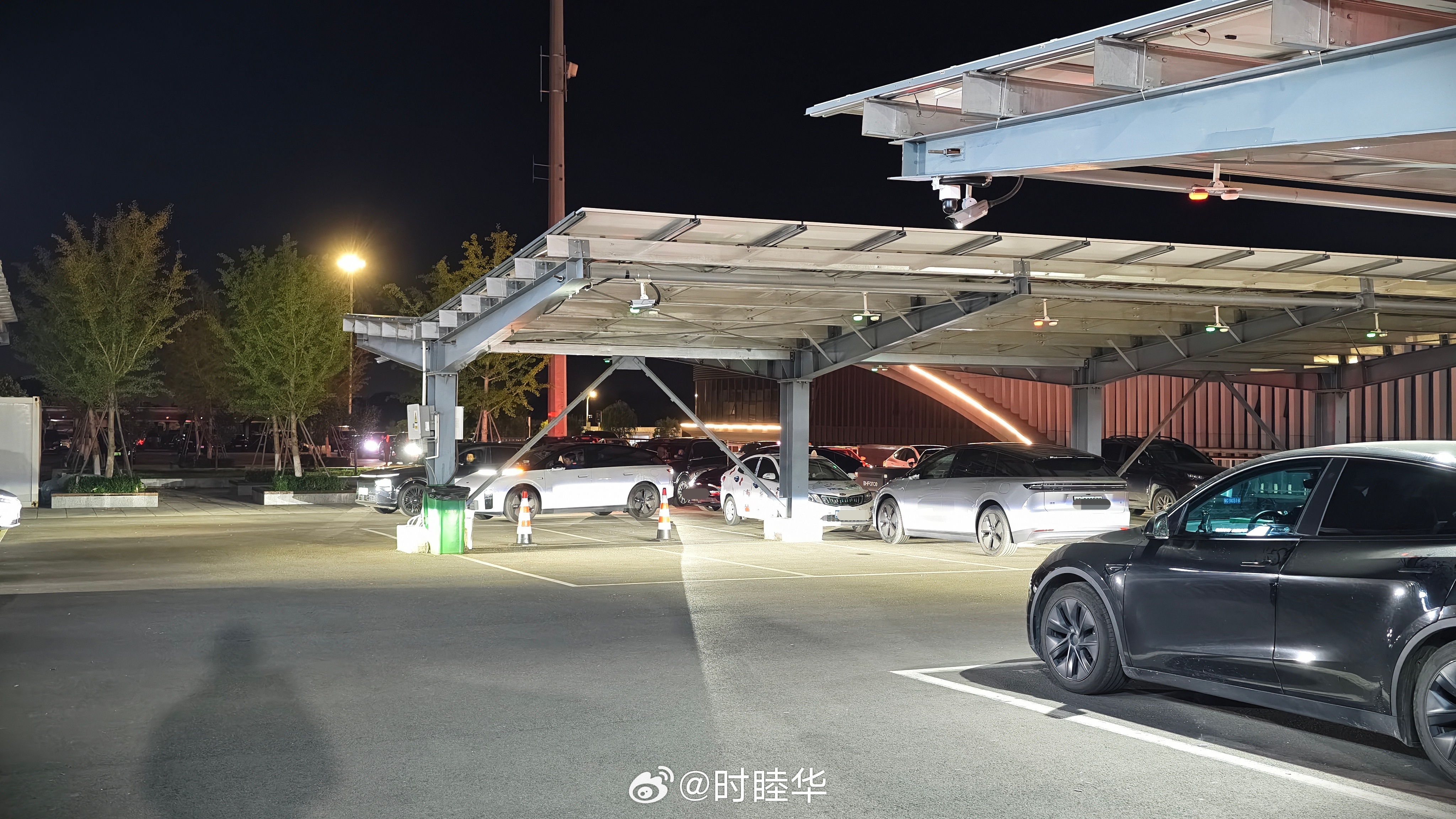 这次十一也不全是好体验，昨天晚上我们排了一次队，是离北京不远处的一个服务区，排队