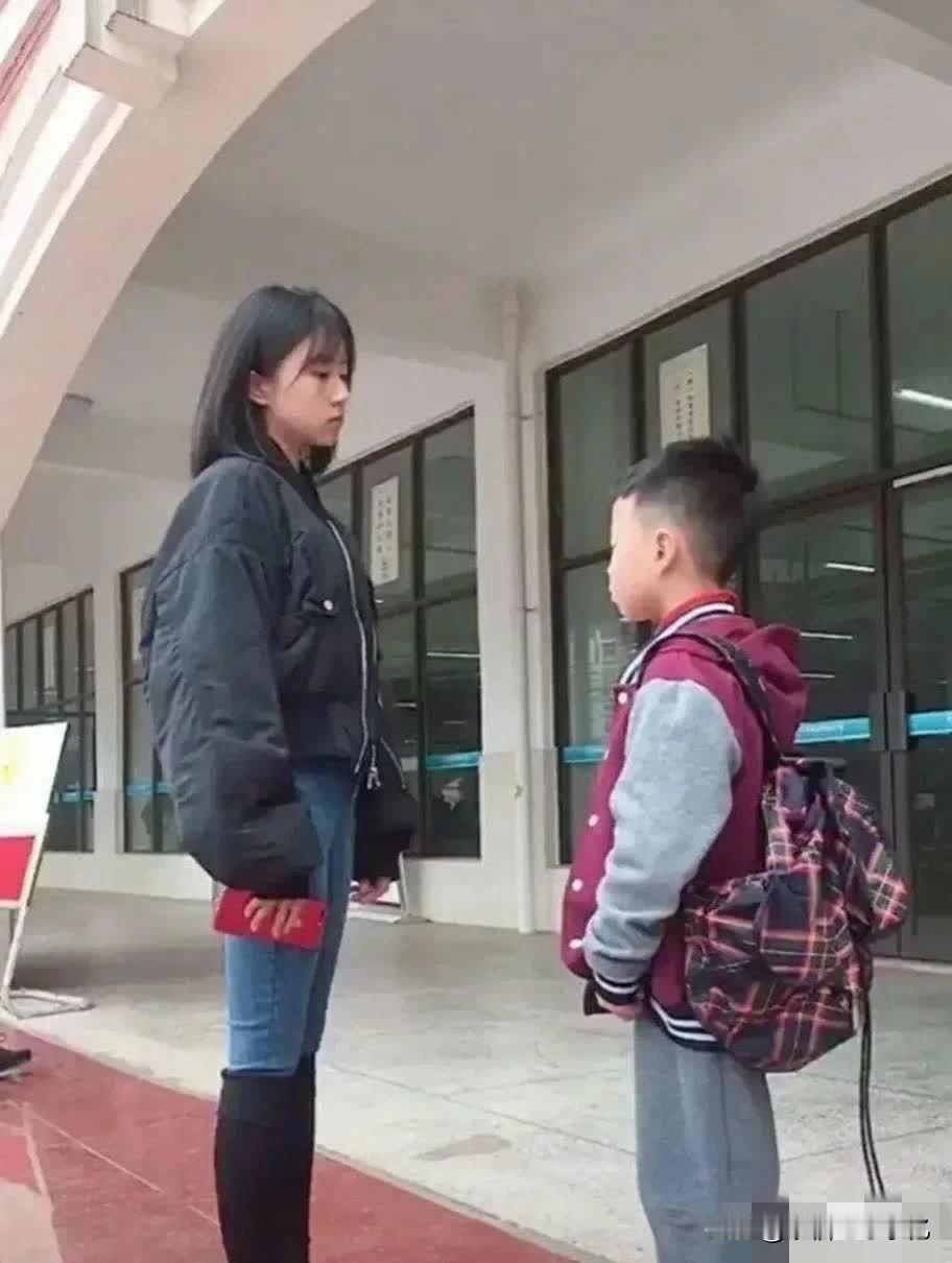 00后的老师训斥10后的学生，这个场景太萌