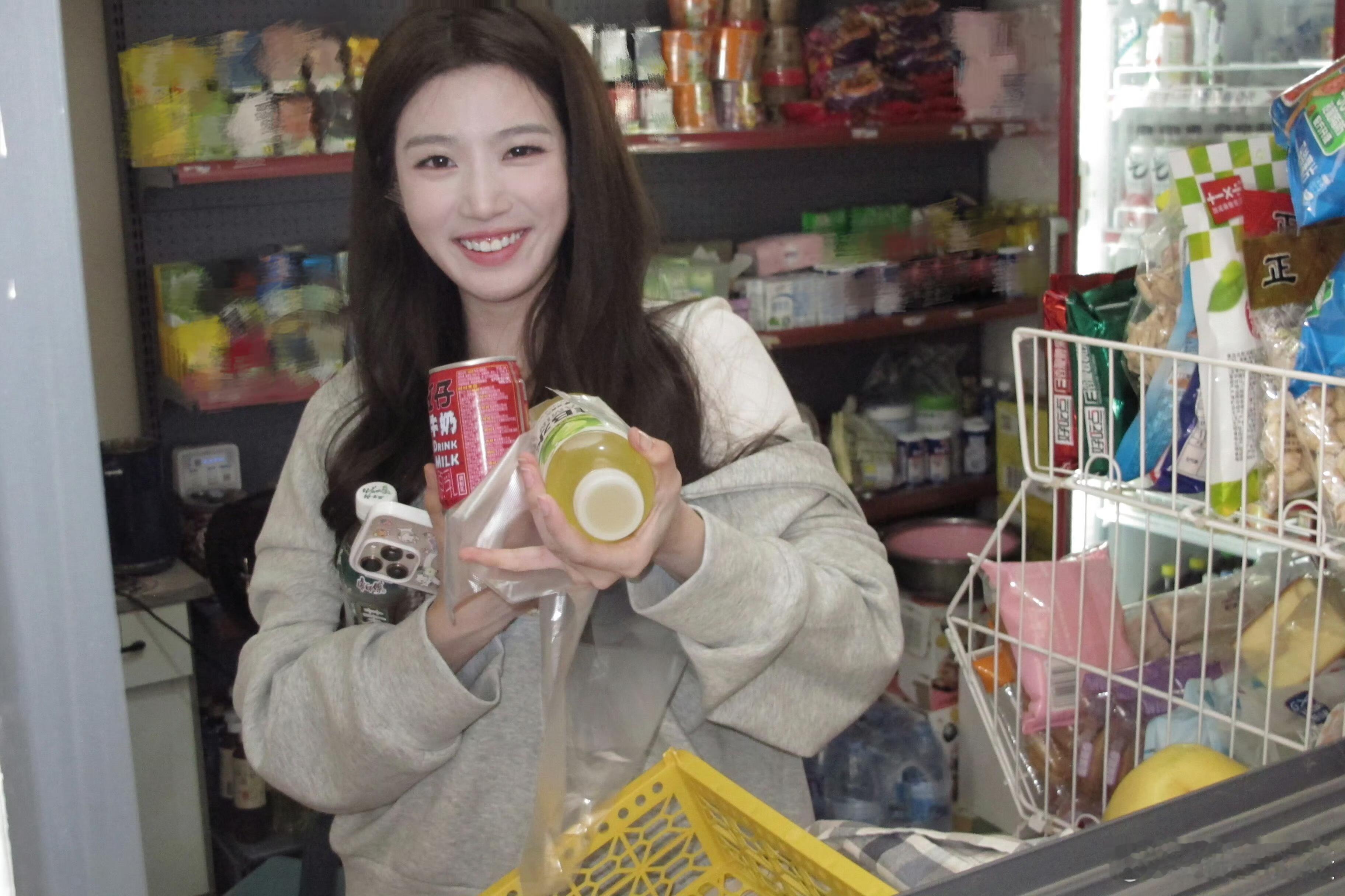 卢昱晓[超话]  走到哪儿都可以轻松出片！在小卖部说要帮剧组工作人员买水的宝宝卢