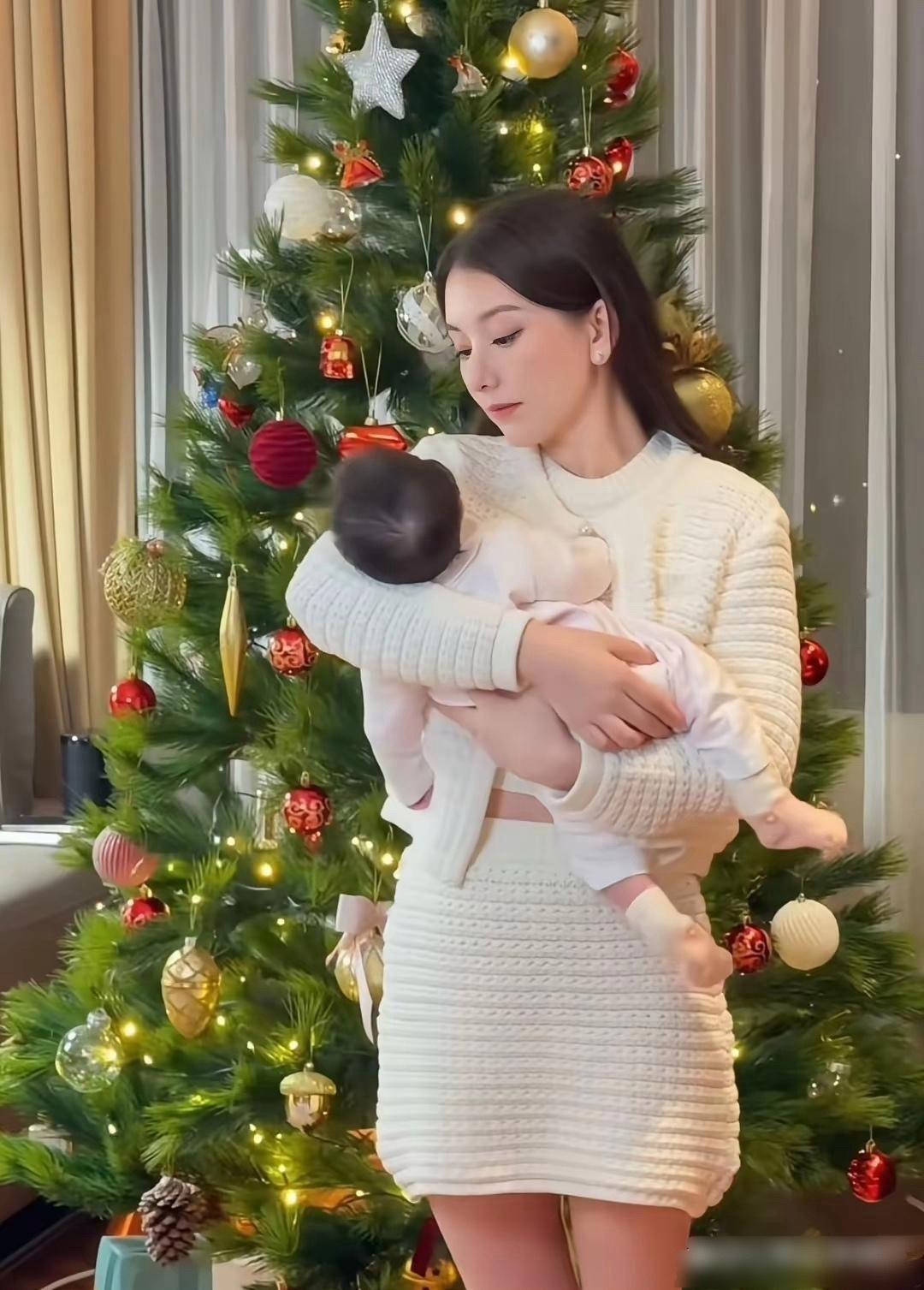 郭富城老婆在家哄孩子，方媛抱着2个月三胎闺女出镜，宝宝头发好浓密！小家伙穿着连体