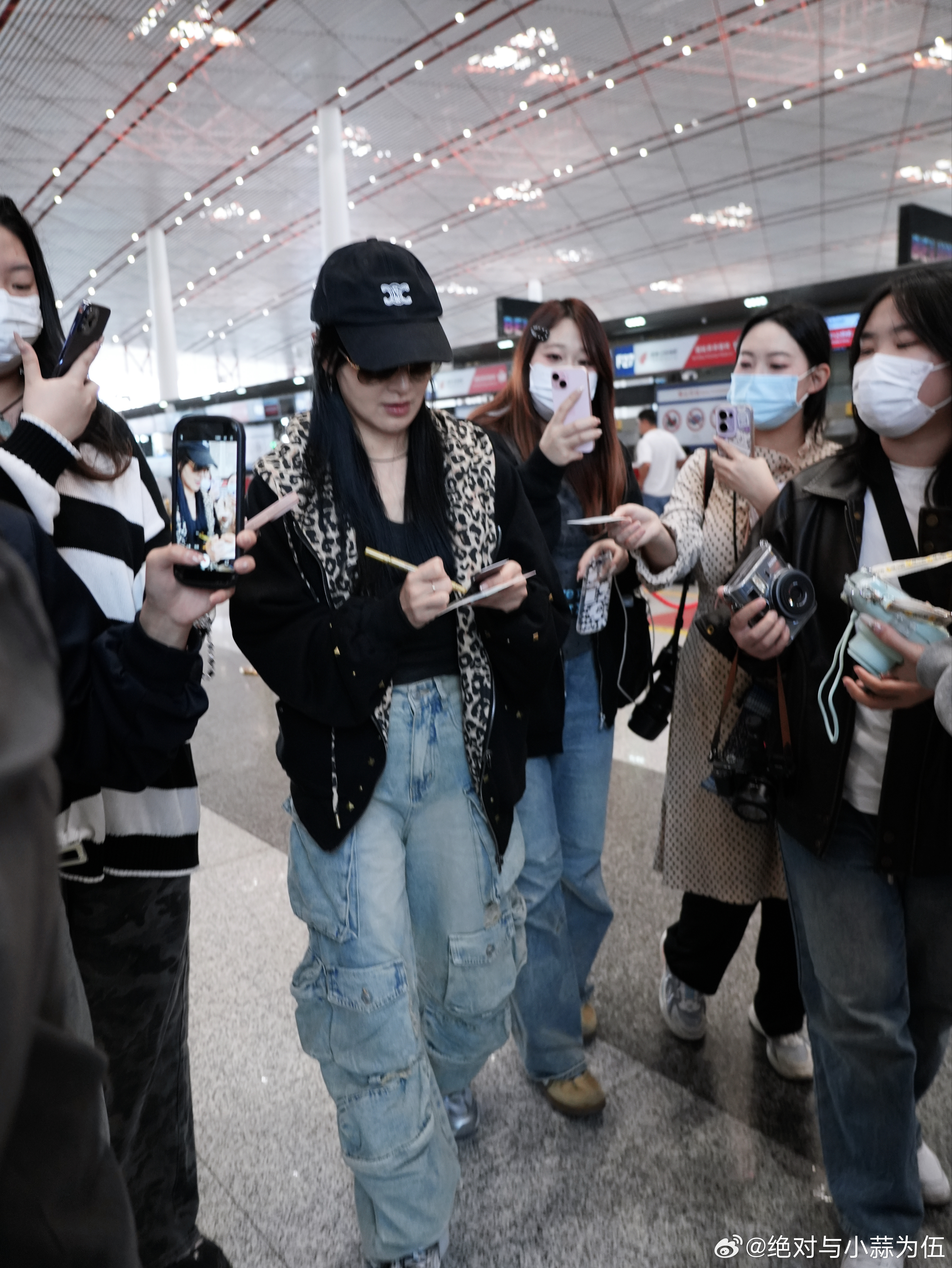 赵子琪以为机场粉丝是经纪人雇的 天然呆姐姐上线！赵子琪浪姐出发机场遇应援，疑惑是