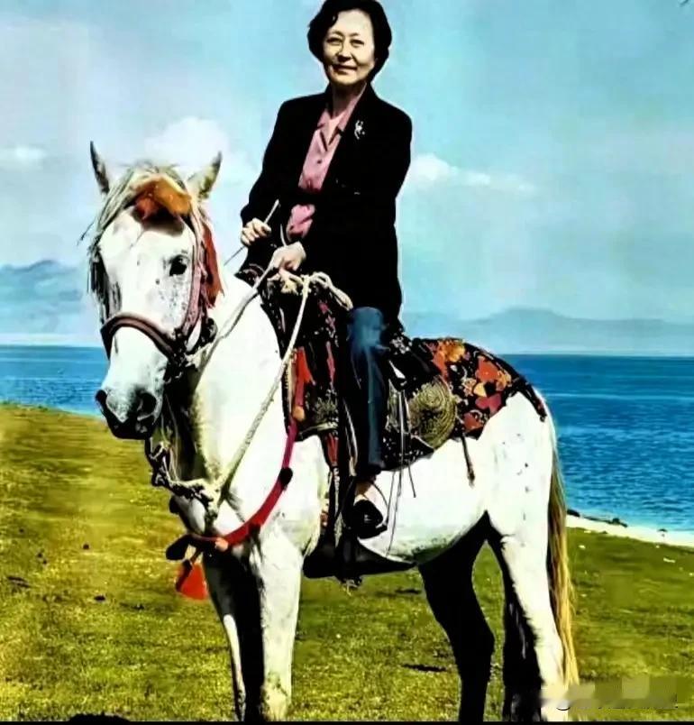 这张拍摄于2000年的照片里，71岁的唐贤美女士身着便装，端坐于一匹装饰着民族鞍