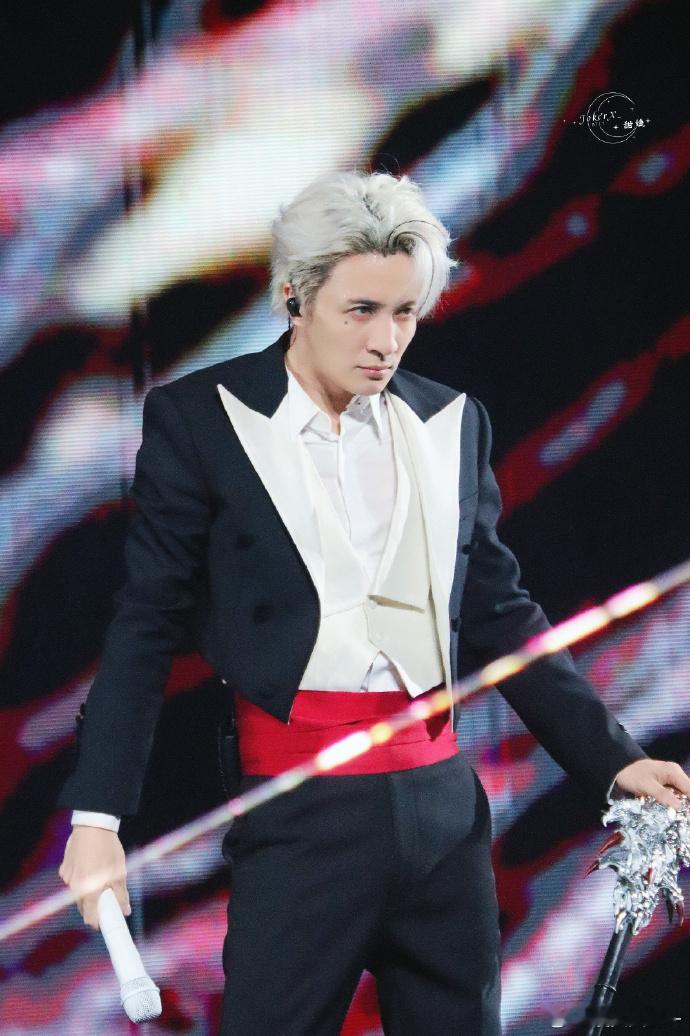 薛之谦抛话筒狂奔薛之谦抛话筒的神救命！薛之谦抛话筒狂奔太有感觉了！动作潇洒帅气，