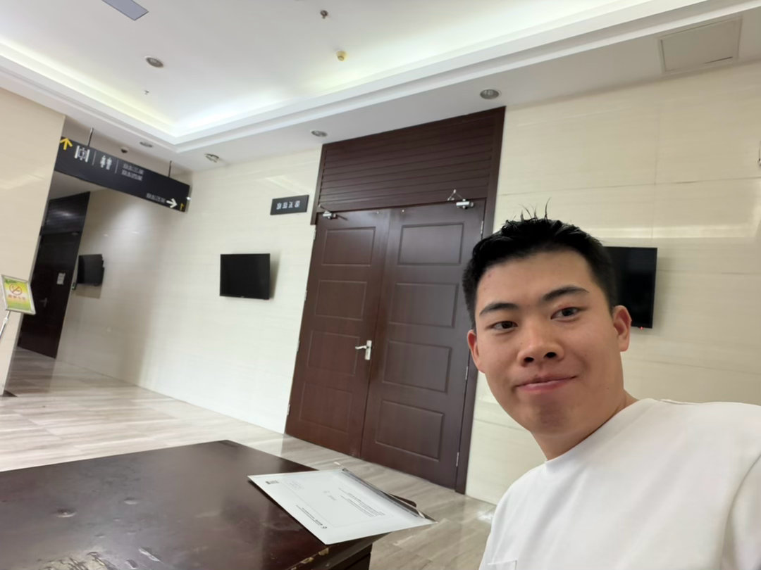 又来法院了，今天是个小额的，所以没请律师，我直接带着证据材料就来法庭了，第一次上