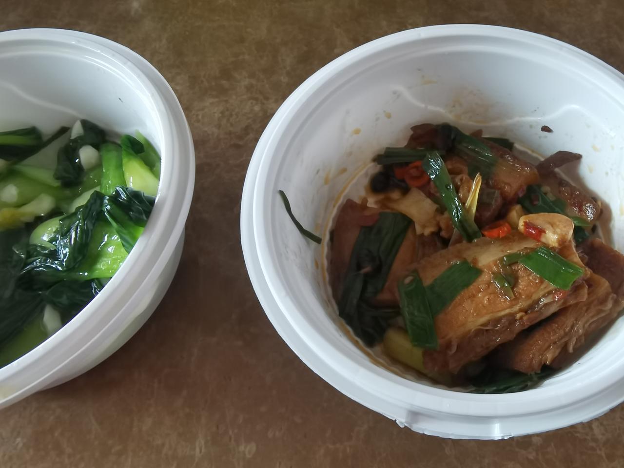 刚叫的外卖，号称是现炒的。
可我明明吃出了预制的品味，只是不知道是多久以前做好的