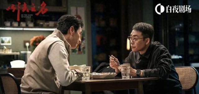 《以法之名》收获好评但引发争议。有观众称赞其题材大胆、全员演技出色，也有观众认为