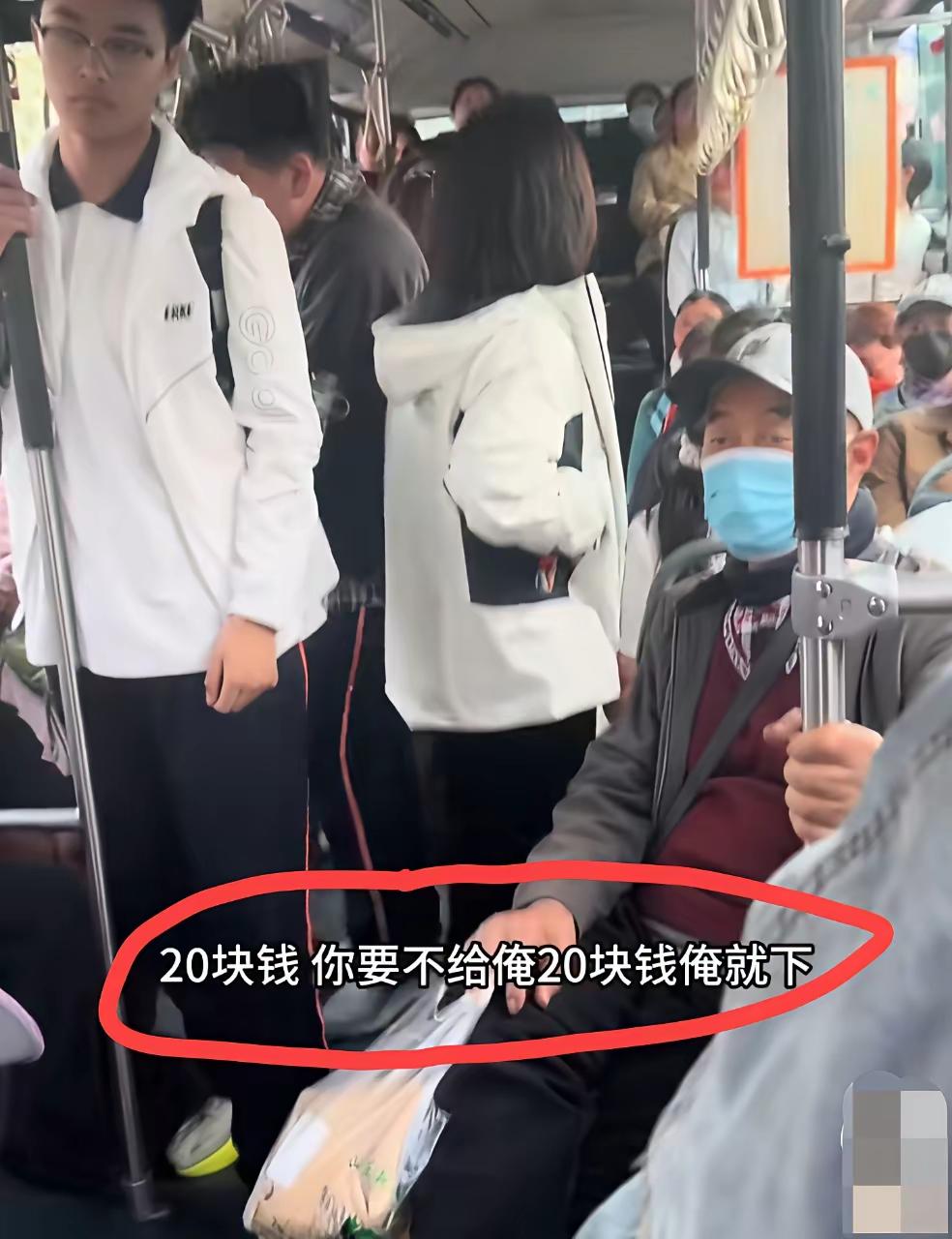 4月11日，山东济南。大妈带孩子拿着氢气球乘公交车，遭司机拒载后，大妈拒绝下车：