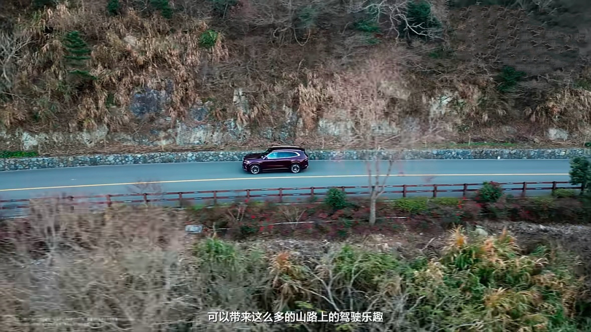 极氪8X的浩瀚AI数字底盘路试表现太惊艳了。看到不少参与路试的汽车专业人士表示，