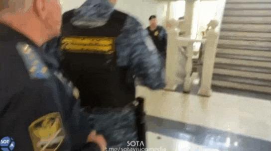 深受士兵爱戴的俄前58集团军司令波波夫少将面带蔑视般的微笑出现在莫斯科法庭，荷枪