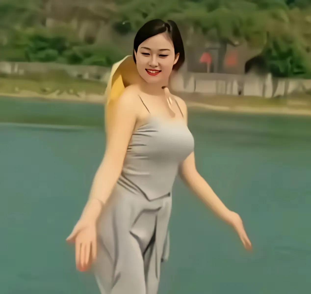 清晨的微风，带来了清新的气息，扫去了昨日的烦恼。愿你的一天充满希望与美好。