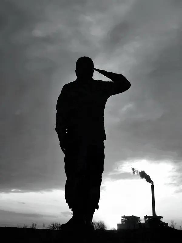 目光所至皆为华夏，五星闪耀皆为信仰。

那些在战火中挺身而出的英雄，
用青春、热