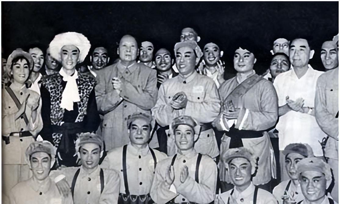 1964年毛主席观看《奇袭白虎团》后突然向肖华询问，剧中严伟才是否真的存在吗？