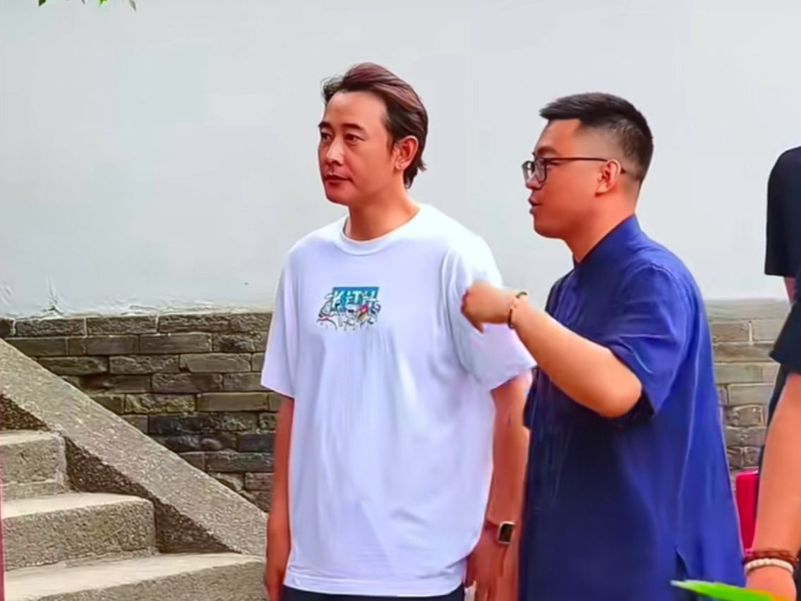 我觉得这个词条特别荒谬！6月30日他被拍到独自去大孤山祈福，素颜、白发、发际线后