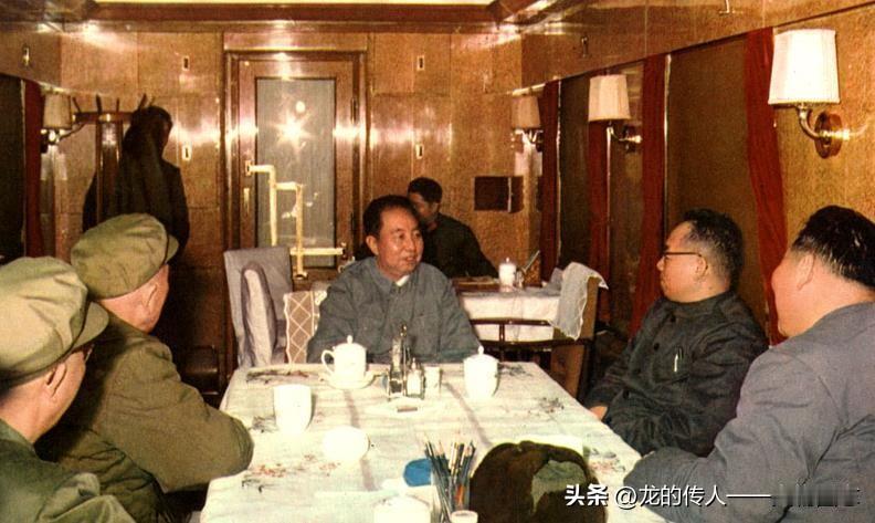 1978年元旦华国锋和谷牧一起乘坐列车前往唐山，同河北省委第一书记刘子厚同志、唐