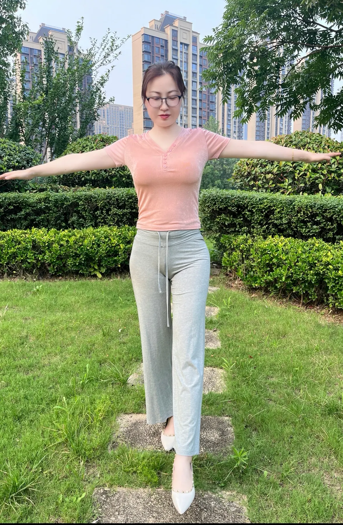 吃亏的人要是把事说出来就成了计较，而占了便宜的人一声不吭就成了大度。这...