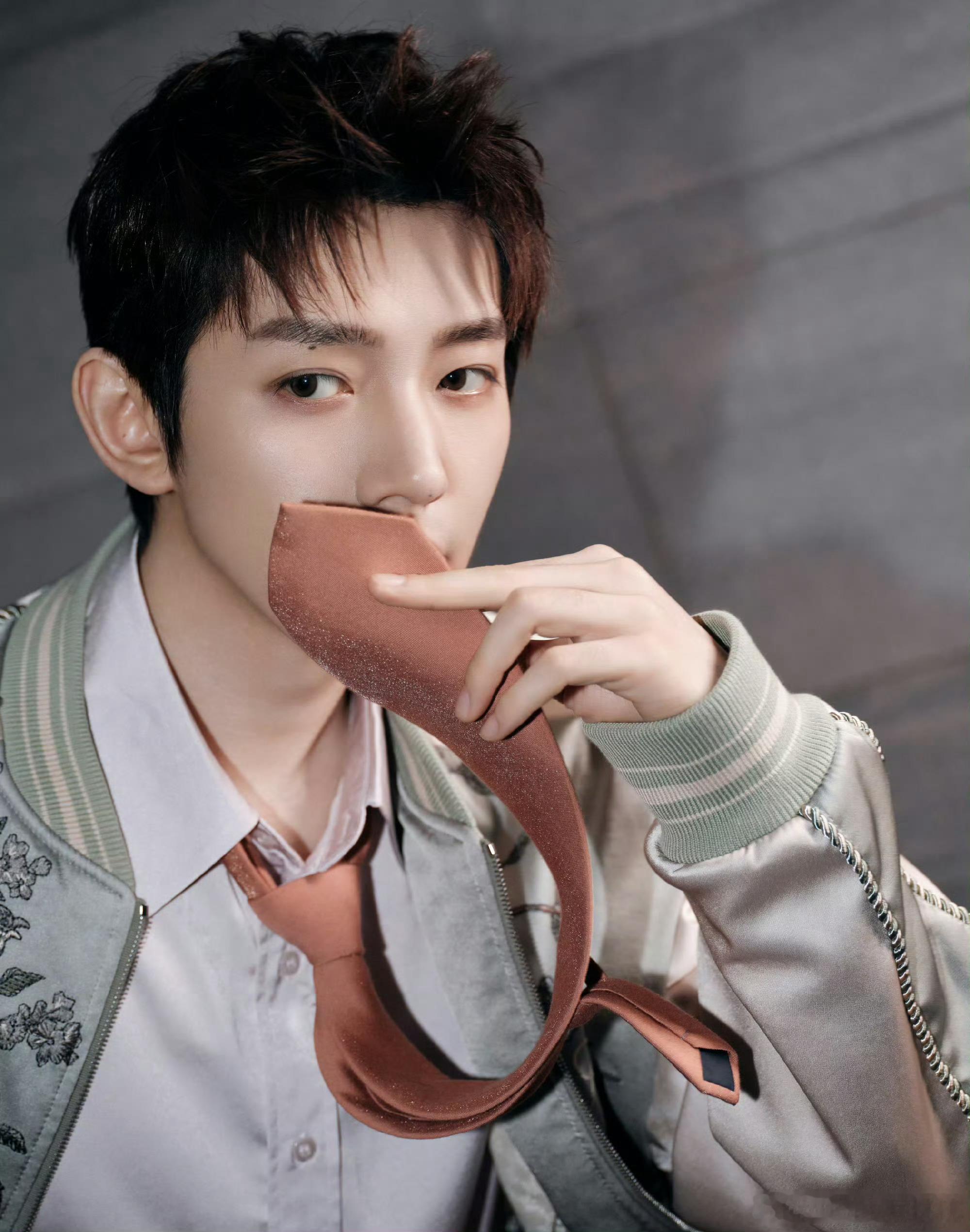 邓为今天一组大片，身穿Amiri 2026春夏系列刺绣夹克套装，今天还录制了五四