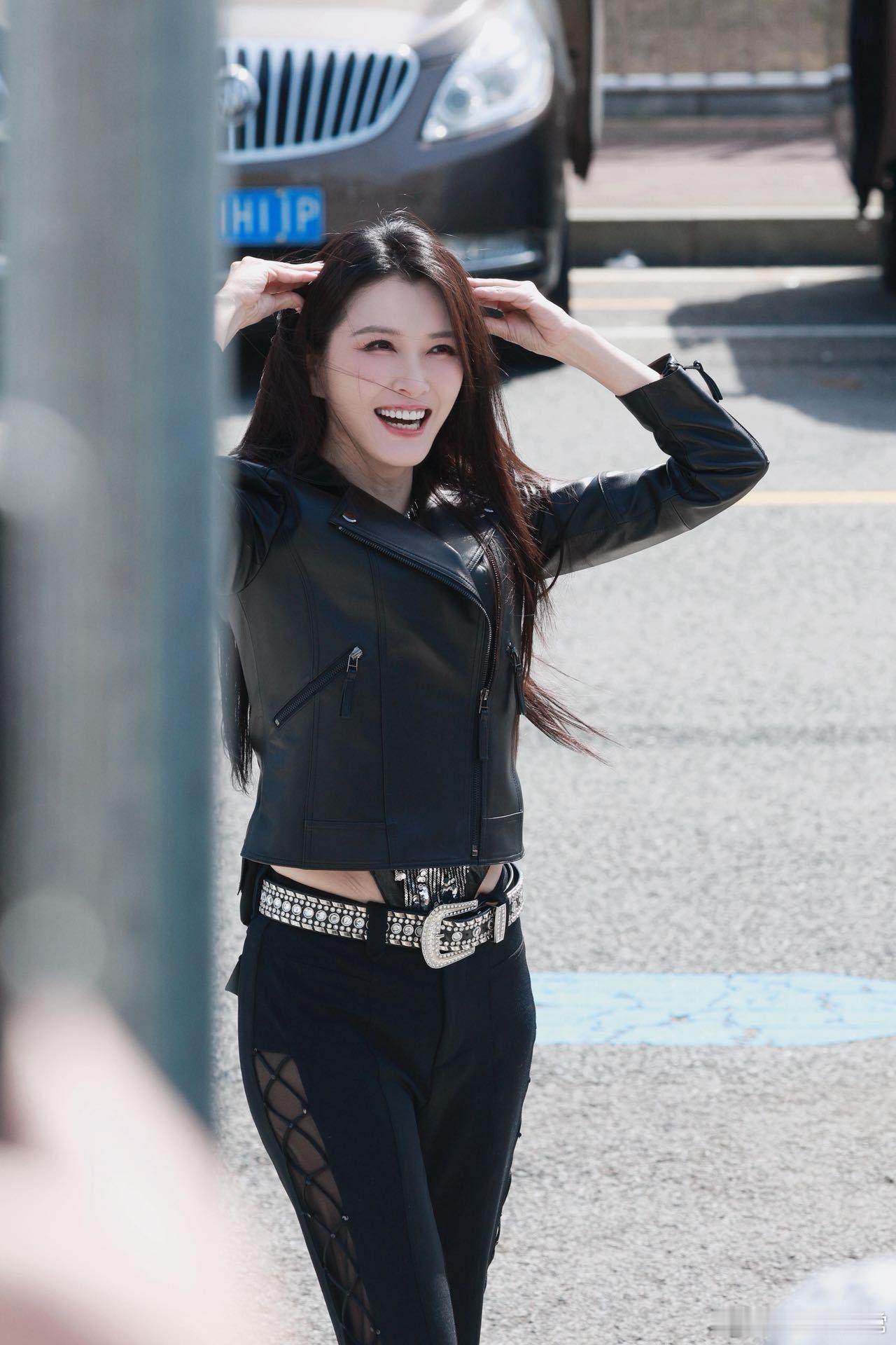 我看李小冉就徐洁儿这样 徐洁儿的体面真刻在骨子里了！哪怕李小冉唱跳得手忙脚乱，她