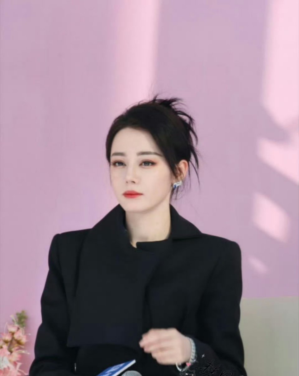 两位顶流90花迪丽热巴和杨紫今日份线下营业照来了，都输在拍戏缝隙之中，抽时间出来