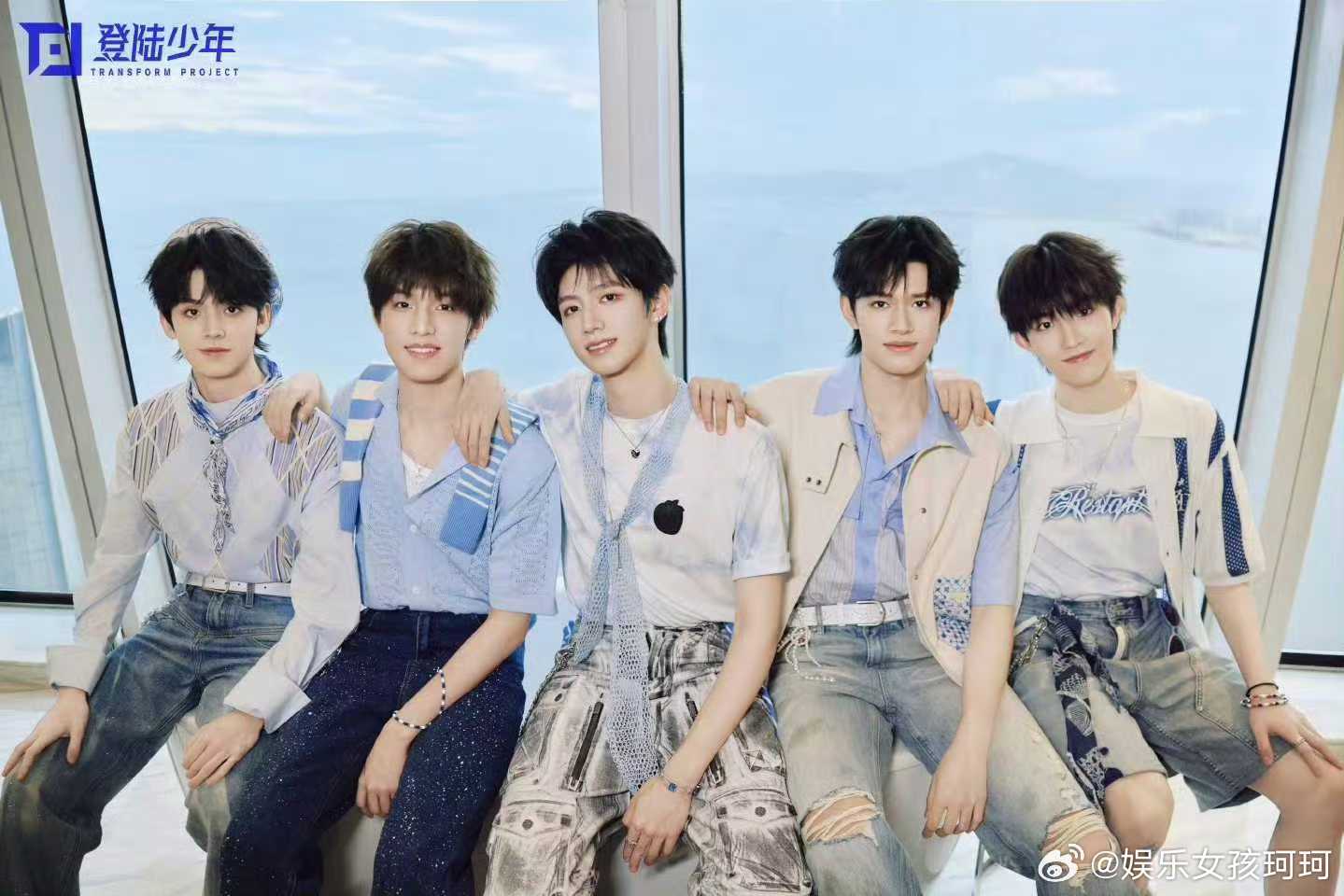 登陆少年百事可乐 台下五颜六色的应援色也是形成了音乐节的一大特色啊！粉丝们真太给