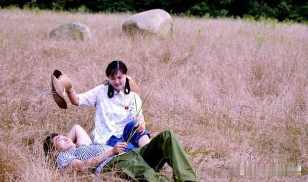 1973年，张文才在老乡陈祖辉家喝醉后闹出一场误会。陈祖辉的女儿陈婷婷扶他进屋休