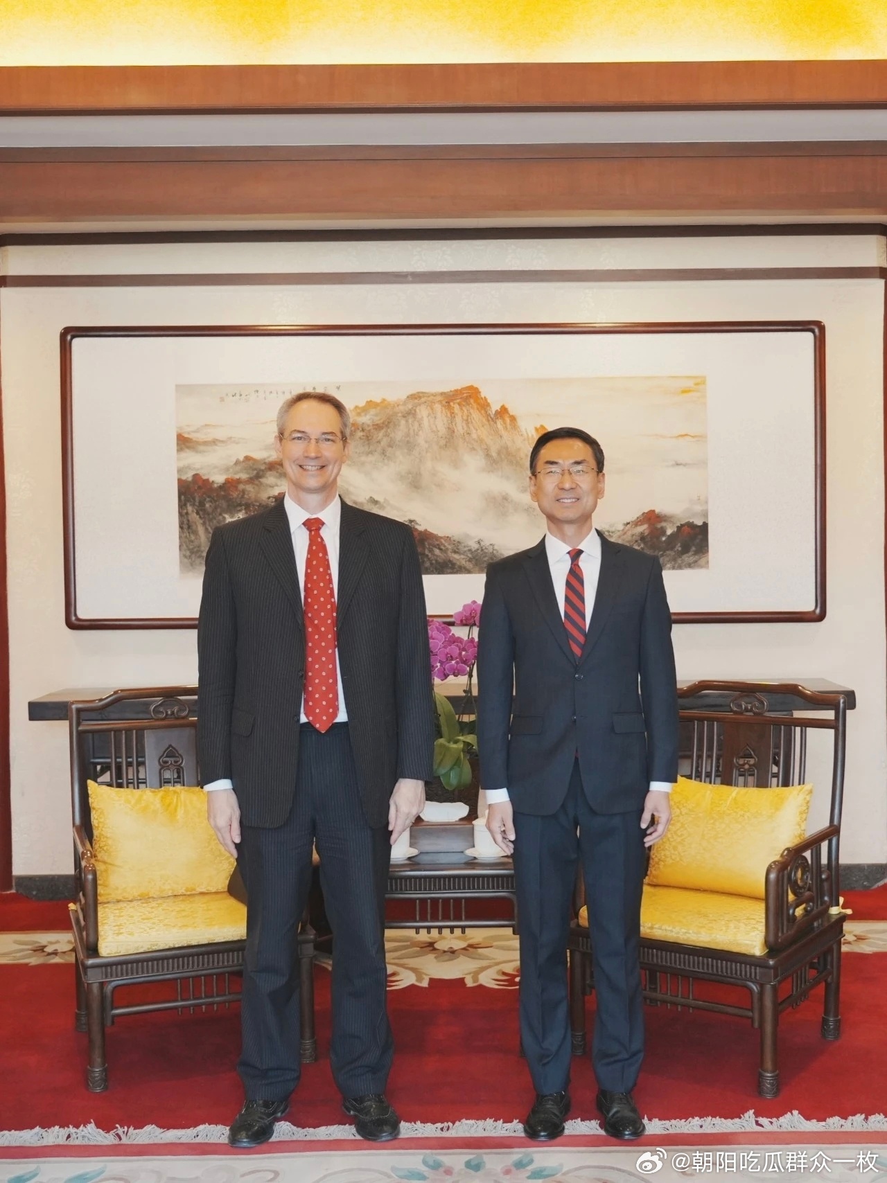 2026年3月16日，耿爽副会长在外交学会会见中国美国商会会长何迈可。耿副会长介