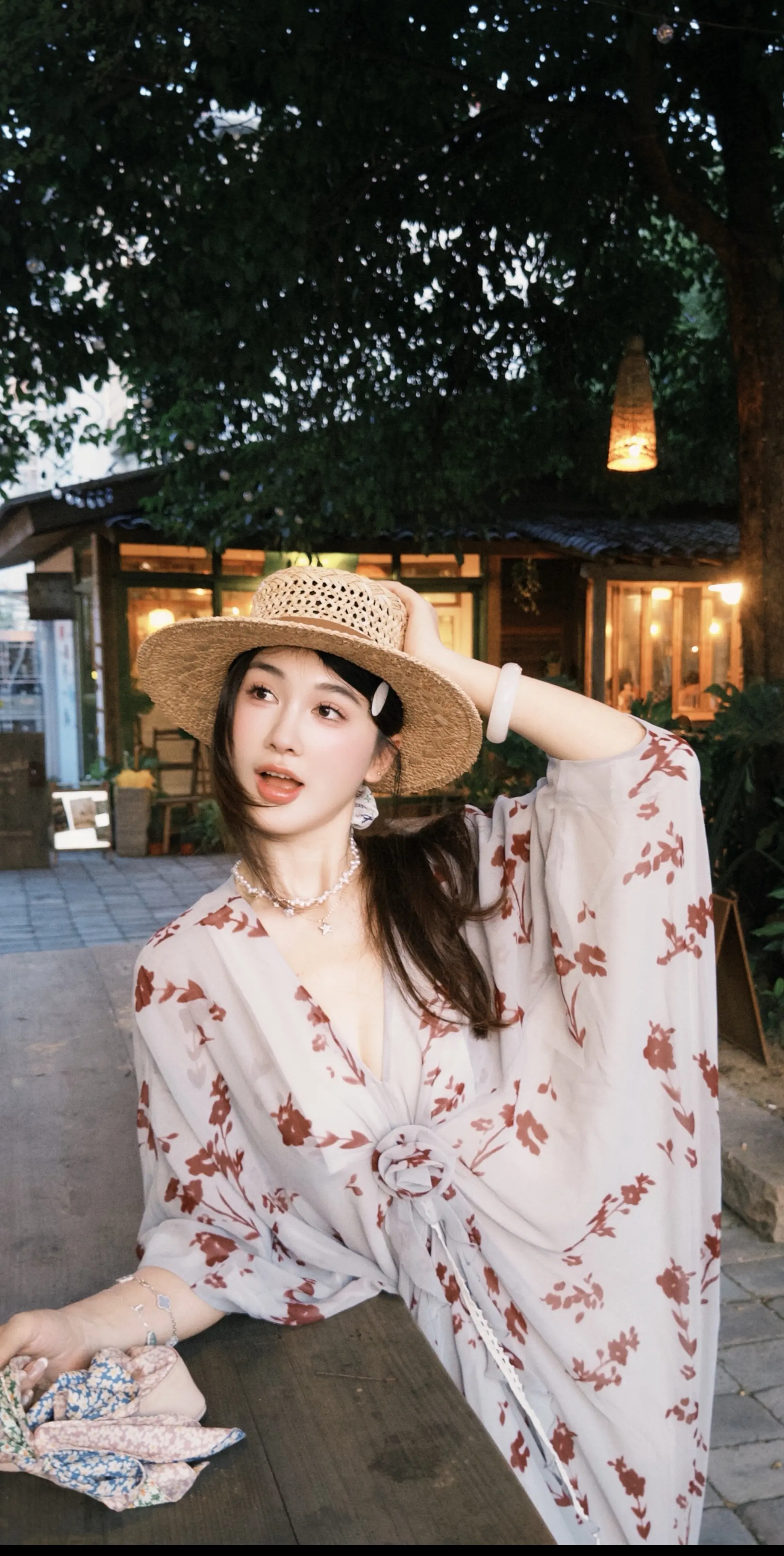 我在月光下许过情真,问你到底爱我有几分。