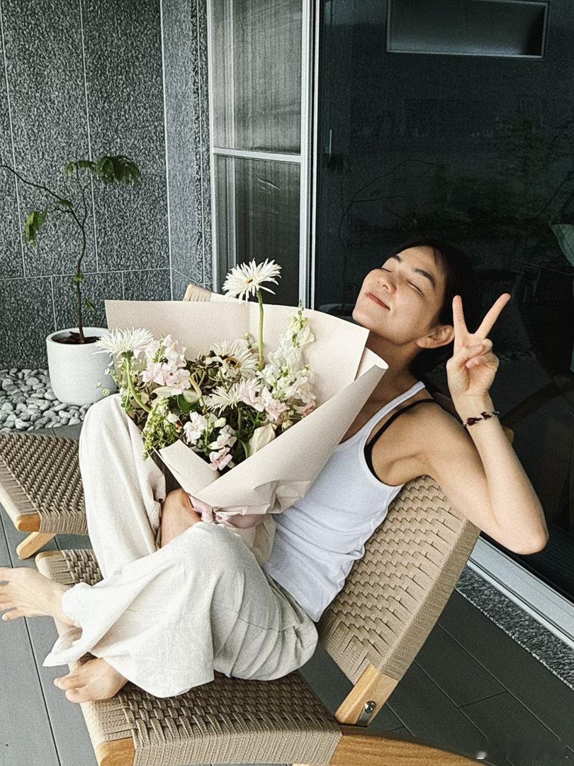 Ella结婚14周年Ella发一家三口合照庆祝结婚14周年 从S.H.E到为人妻