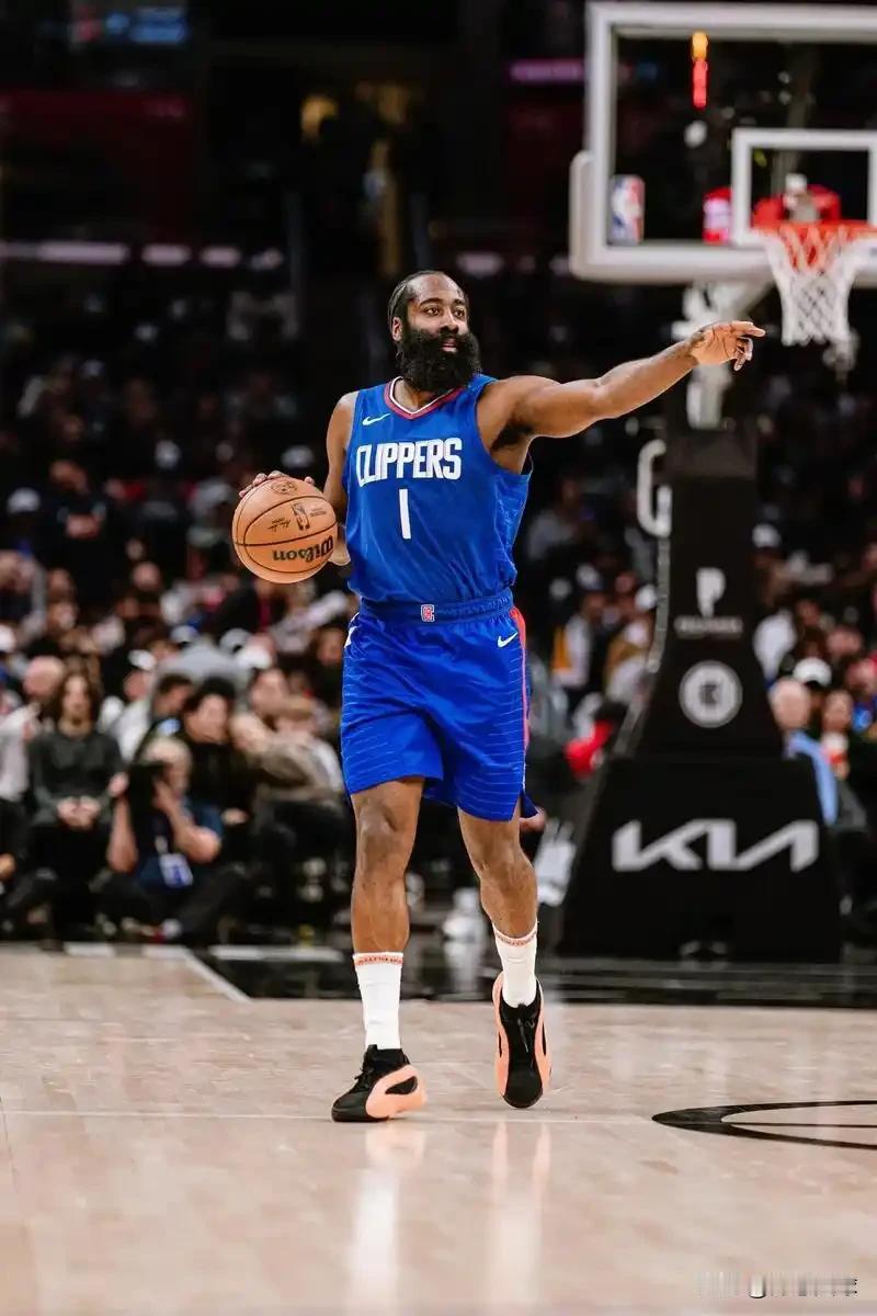 自从20年哈登离开火箭后也逐渐附上“流浪汉”的属性，频繁的在换队的路上。
据说申