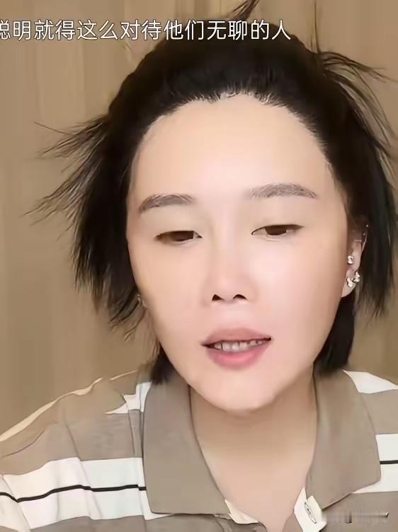 家人们谁懂啊！直播间突然蹦出个大哥放狠话：“球球，我一年给你2000万，再送你海