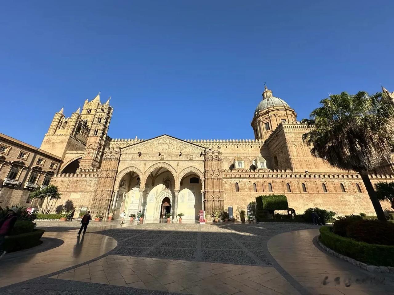 回顾西西里之旅，是巴勒莫的浮生半日？还是蒙雷阿莱教堂的金碧辉煌？是阿格里真托神庙