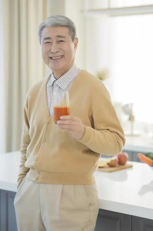 老李今年76，可依然步伐稳健，中气十足。细问才知道，只因他坚持了这三件事。

1