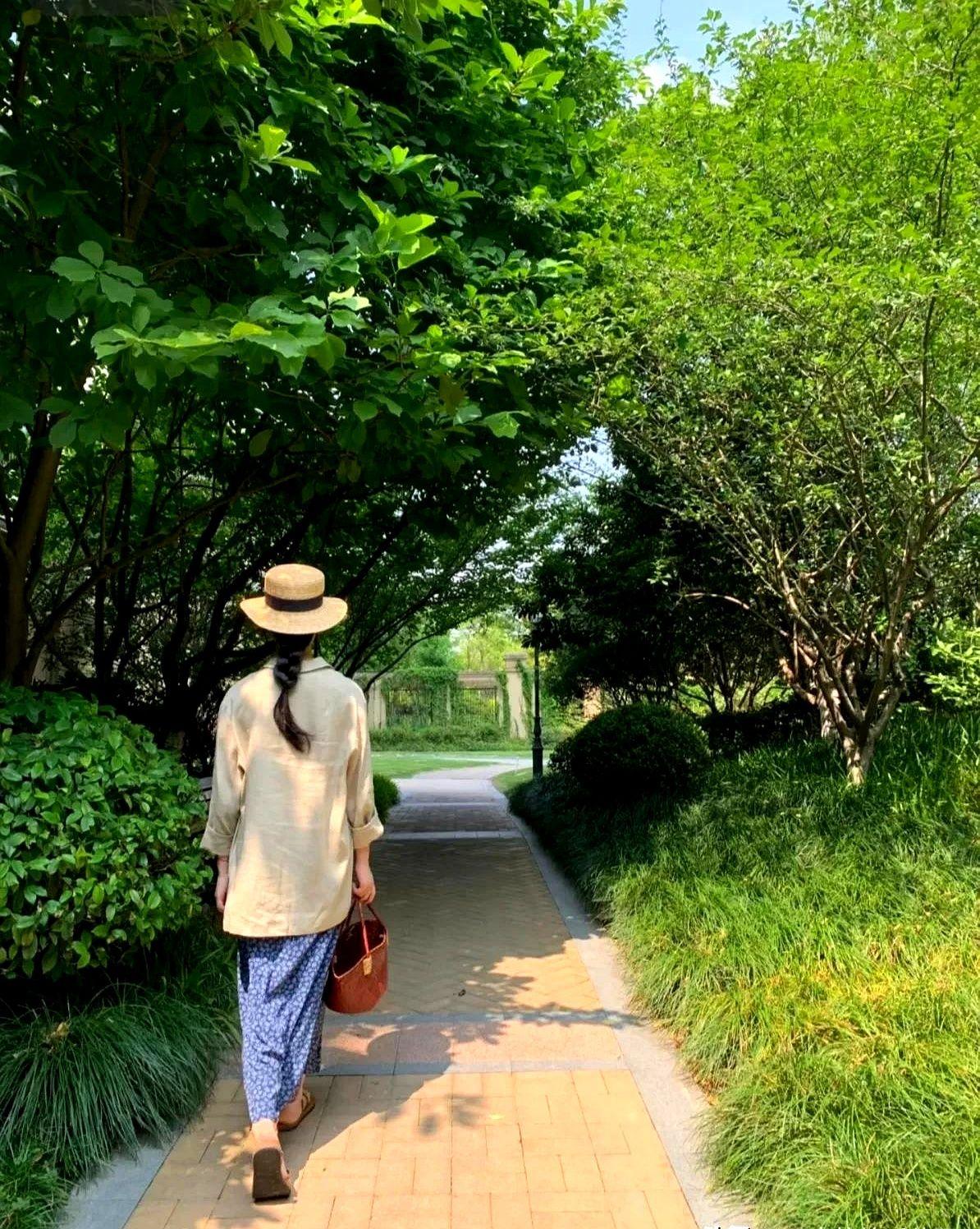 我有一个面目清秀的女同学，30年未见，再相见时，已不敢相认。
她变丑了，不是变老