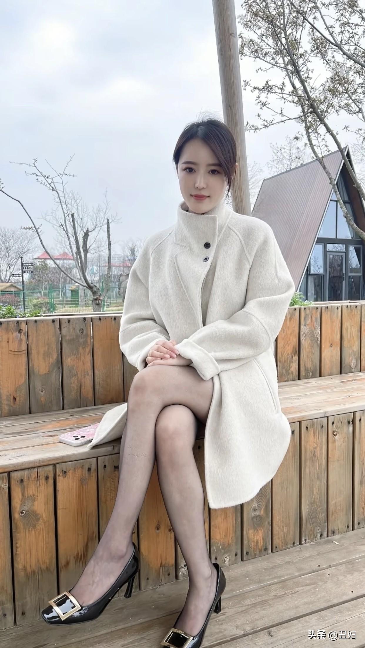 white搭配绝了。白色大衣配黑色光腿神器，温柔到骨子里。