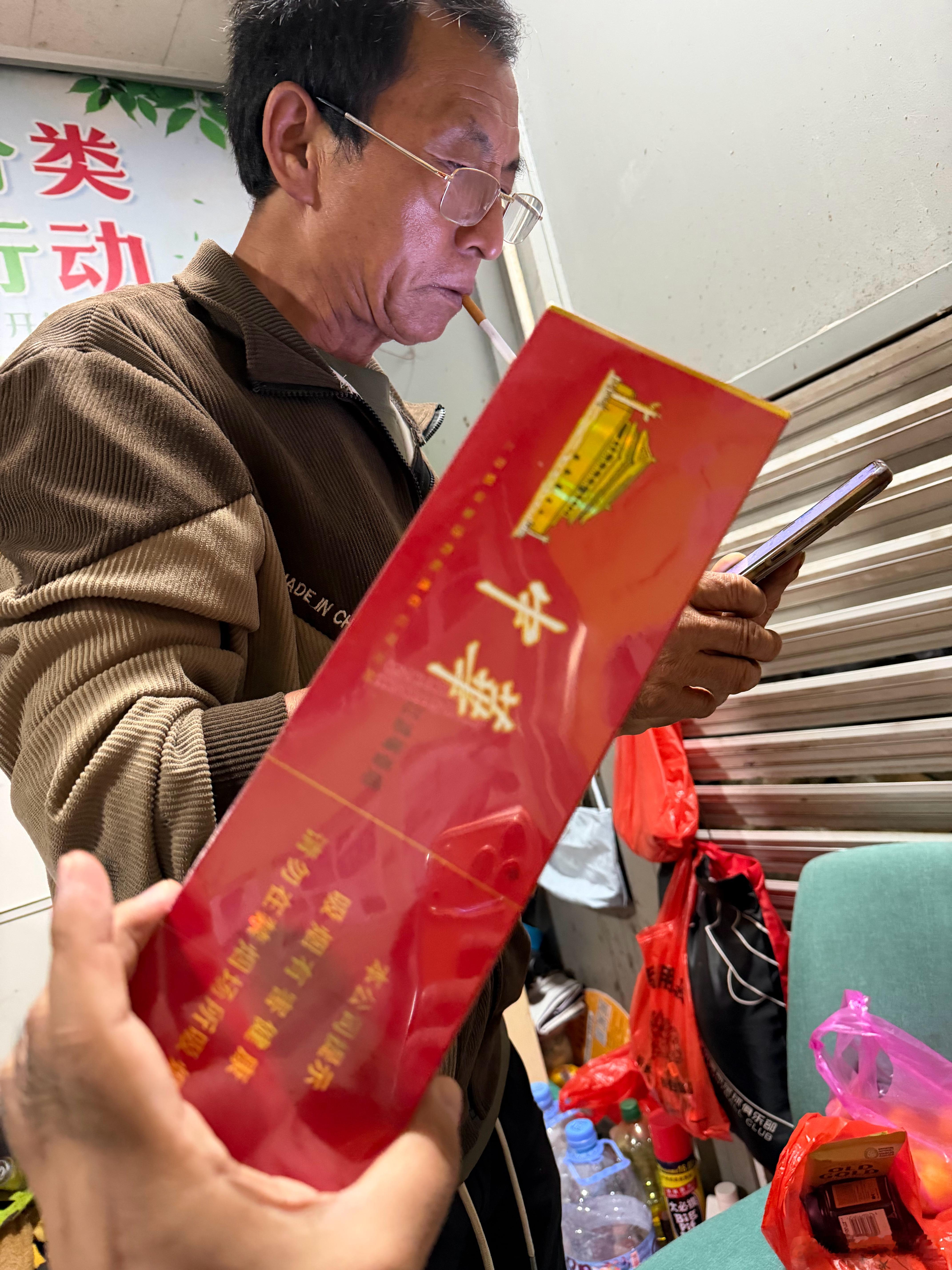 环卫大哥的故事算是告一段落了，刚去物业问了一下，回来无望了，这个系列以后没法更新
