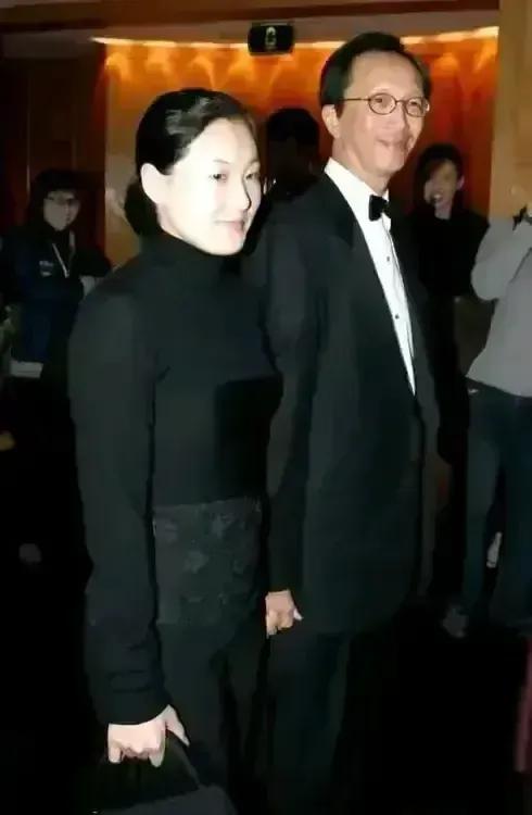 
名人夫妻（79）
曾经的奥运冠军伏明霞（46岁）和香港富商丈夫梁锦松（72岁）