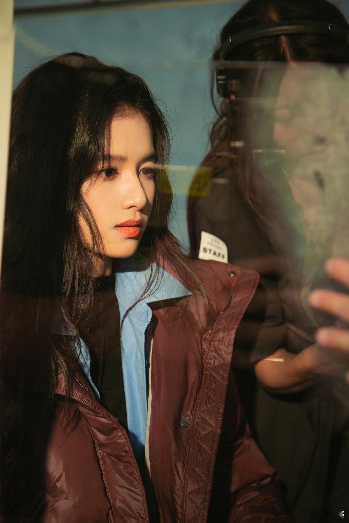 #张婧仪冬日灵动瞬间随拍#张婧仪在冬日的随拍中宛如灵动的精灵，衬衫与羽绒服叠穿的