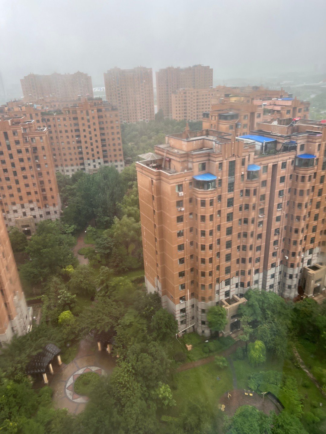 我和俩宝儿说今天吃吃喝喝都不点外卖了，要自给自足，因为雨一直下送外卖会很辛苦，他