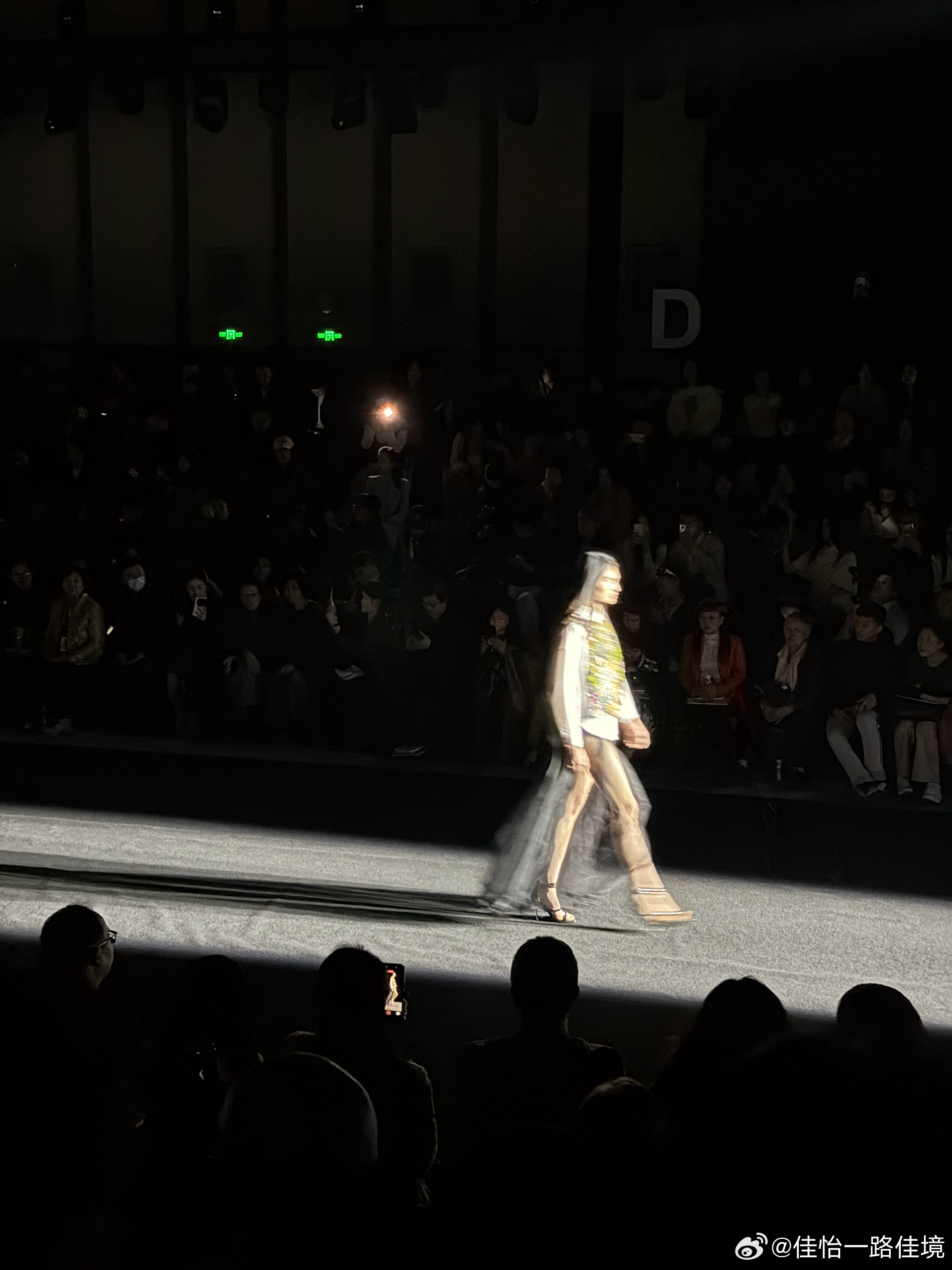 今日福利T台光影流转，长腿与美貌齐飞快乐翻倍 