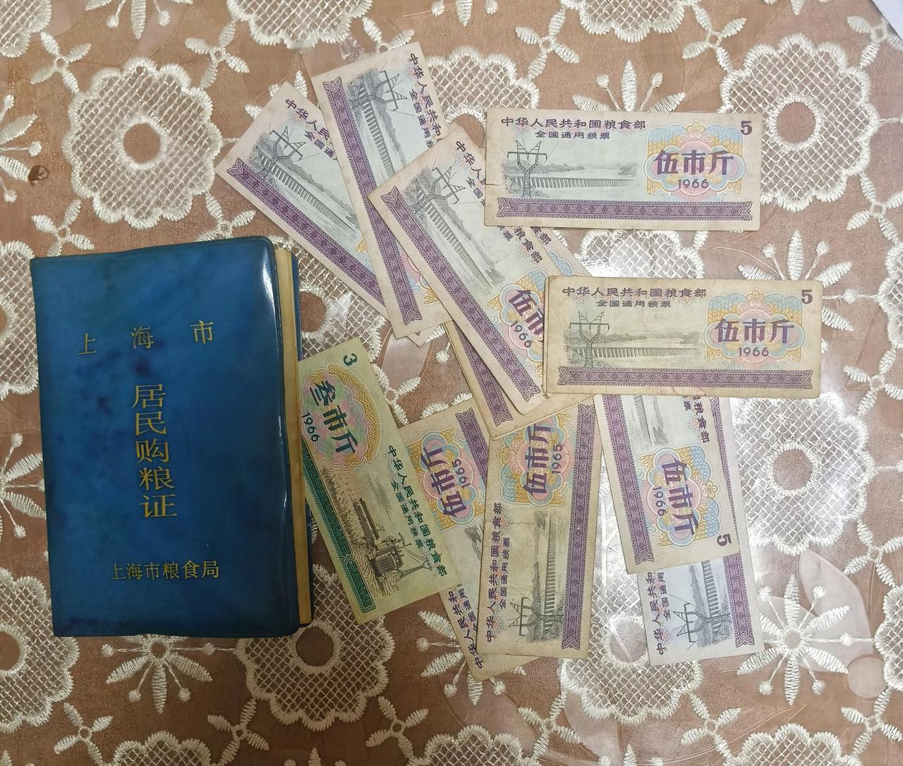 河南的小麦开镰了，不少农友把小麦喜获丰收的视频传到了网上，为农民辛勤劳作获得丰收